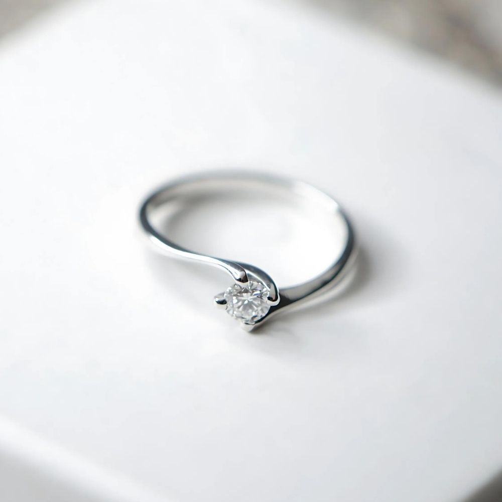Anello_Solitario_oro_18_kt_e_diamante_ct_0_20