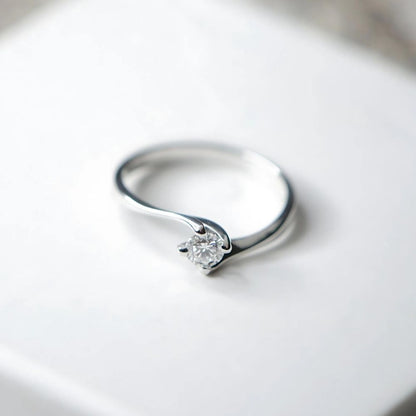 Anello_Solitario_oro_18_kt_e_diamante_ct_0_20